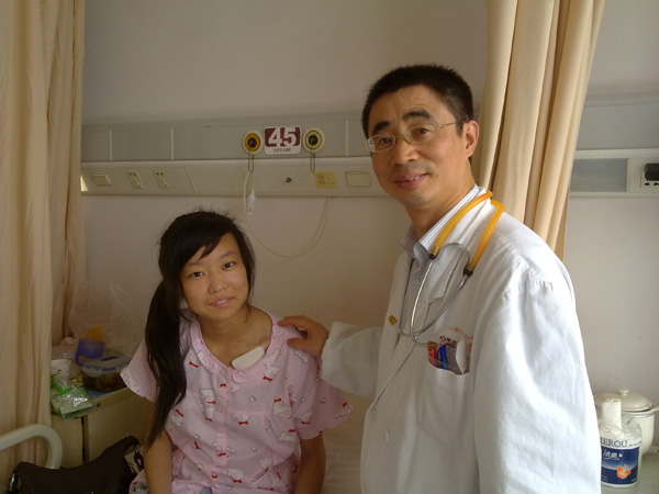 上海一院奋力抢救心脏骤停的安徽女孩