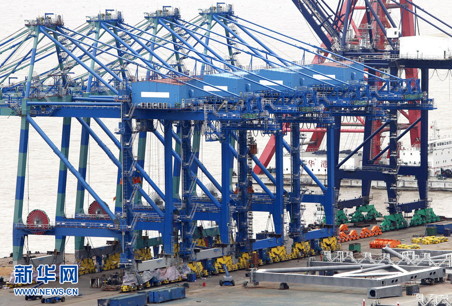 振华重工的大型集装箱机械设备在上海长兴岛基