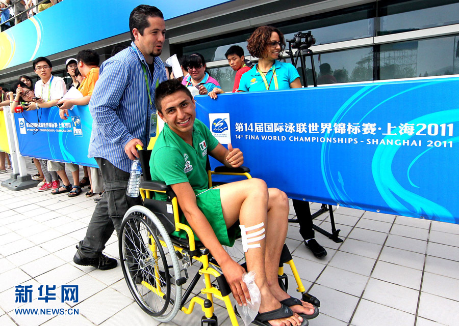 跳水:男子1米板决赛墨西哥选手出现失误