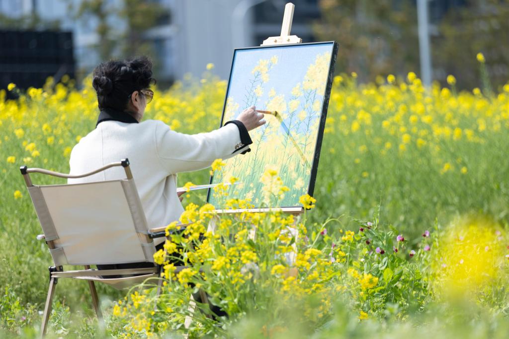 上海：油菜花海激活“春日经济”