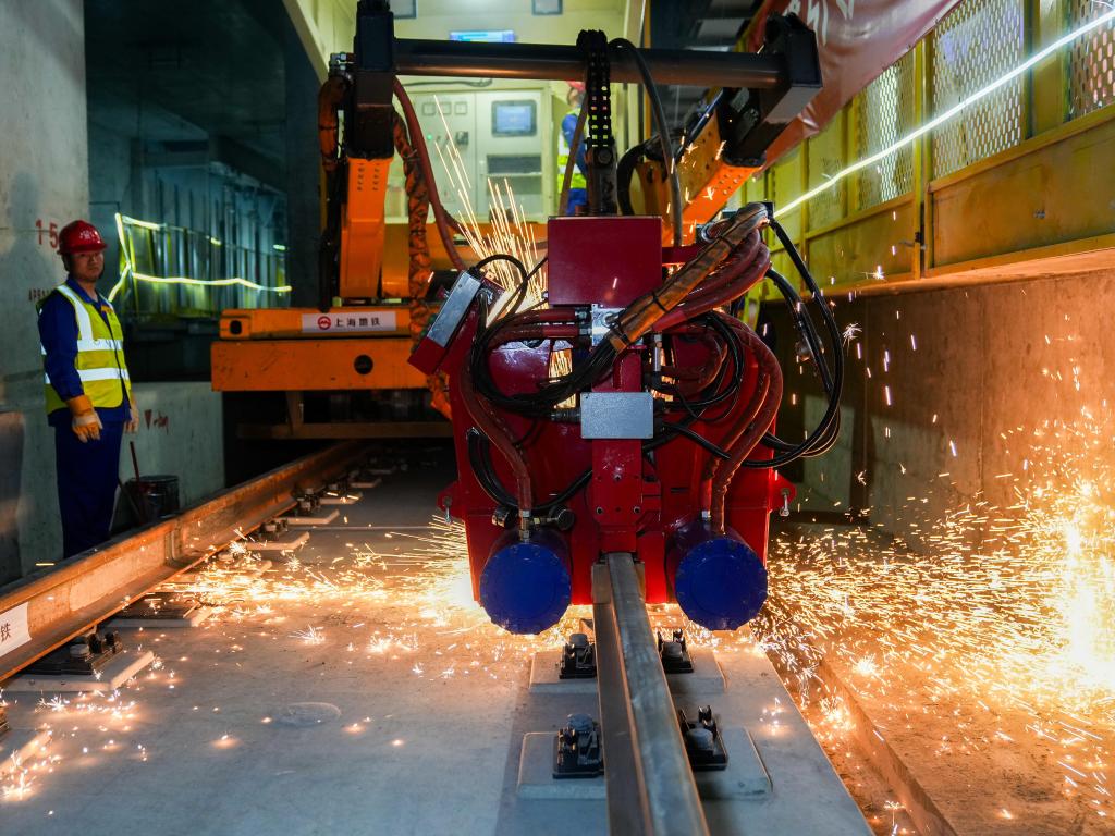 长三角一体化再提速 上海首条穿越长江轨道线轨道贯通