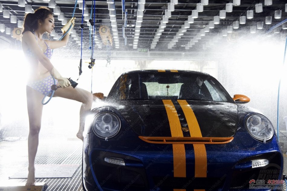 性感激情:<em>洗车美女</em>阳光下湿漉漉的诱惑_新华网