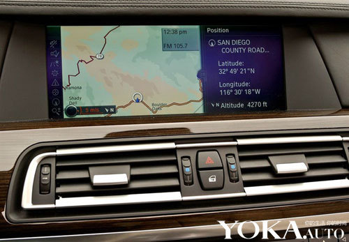 中控液晶屏幕够大,深蓝色的背景色彩很有品位