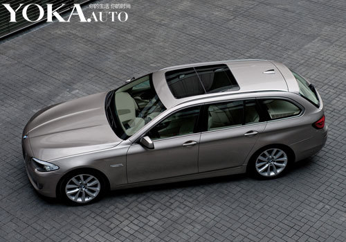 宝马5系旅行版的全景天窗