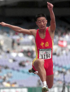 中国选手黄文涛在残奥会男子f12三级跳远比赛