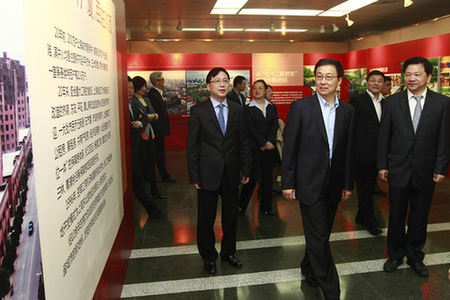韩正市长参观“创新驱动 服务民生——上海城市巨变大型图片展”