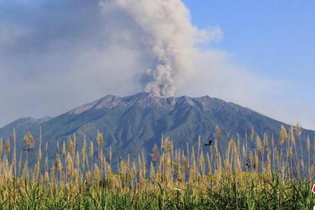 印尼拉翁火山持续喷发 火山灰直窜云霄达3300米