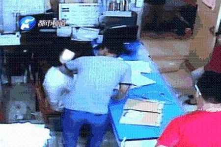 河南周口医生护士被逼抱尸示众