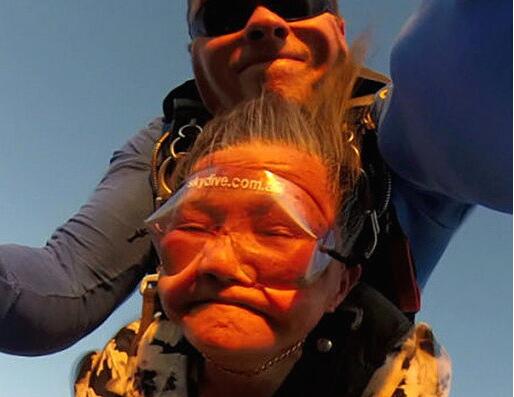 21日沪指放量大跌3.06%险守3300点 两市约90