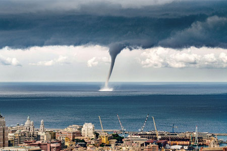 全球罕见的&ldquo;龙吸水&rdquo;奇观
