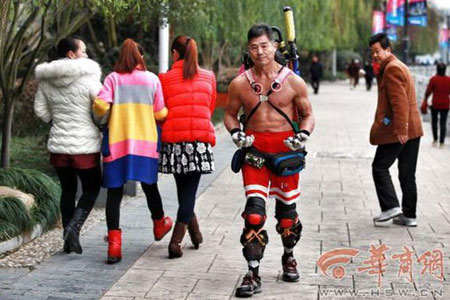 陕西老人冬天半裸健身 坚持23年练就一付好身