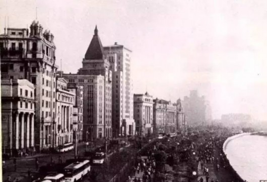 林允晒一字马照片:美人鱼有腿是这个样子