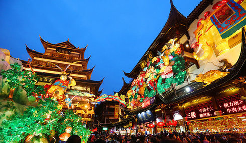 豫园灯会客流涌动 限行限流引导元宵节观灯大