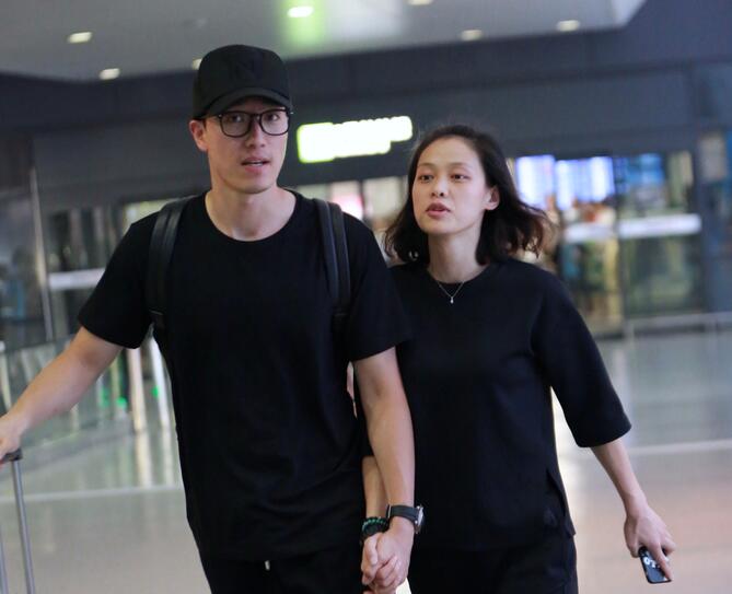 刘翔吴莎黑色情侣装 十指紧扣一路腻歪