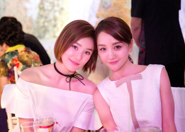 袁姗姗靓装出席双陈婚礼 一字肩抢镜