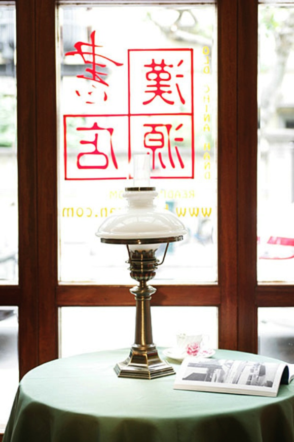 汉源书店:角落里看书的张国荣 新华网上海频道